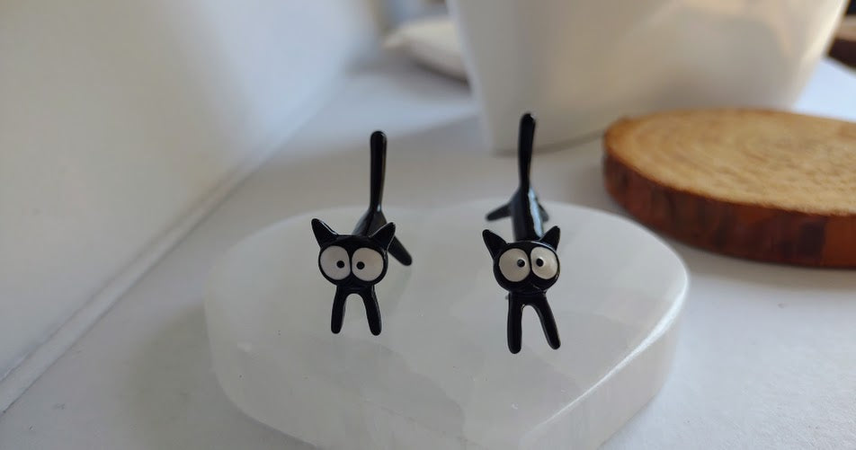 Scared cat earrings